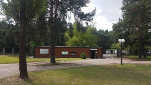 Normobaria Wawer wsród drzew